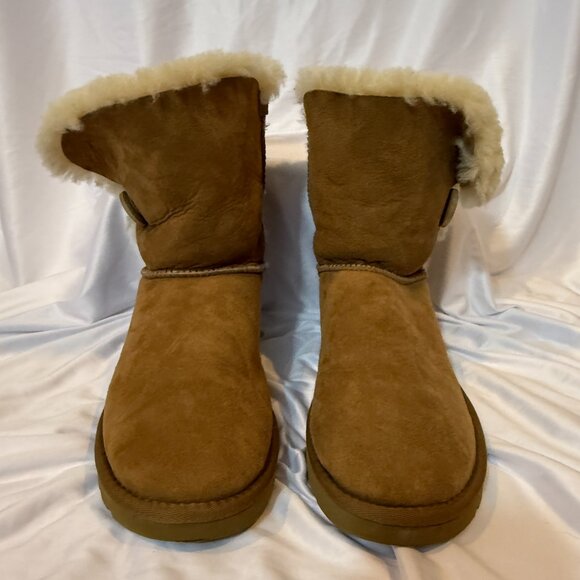 Ugg Bailey Button II Boots - Size 9 - Picture 3 of 5